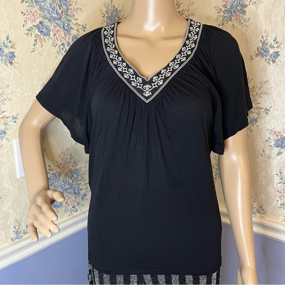 White House Black Market Embroidered V-Neck Black Batwing, Size XXS